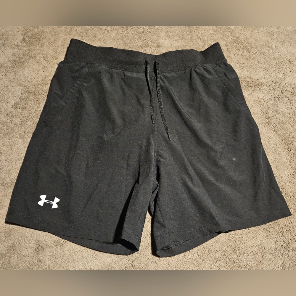 Under Armour - Men's Shorts w/ liner - Black